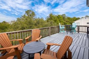 New Listing Private Pool Hot Tub & Walk to Beach