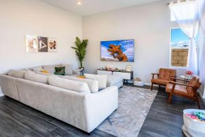 Marbella Lane - Desert Dream PoolSpa & Games