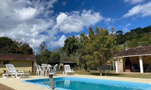 Linda chacara com piscina , conforto e meio a natureza