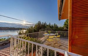 Lovely Apartment In Karbuni With House Sea View