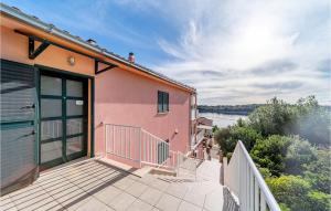 Lovely Apartment In Karbuni With House Sea View