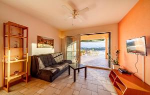 Lovely Apartment In Karbuni With House Sea View