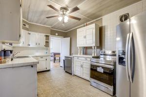 Near University Ave! Pet-Friendly 3BR with Foosball!