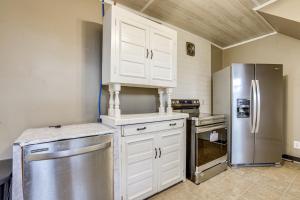 Near University Ave! Pet-Friendly 3BR with Foosball!