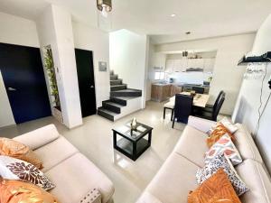 3 Bedroom House wit Pool Access