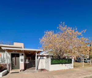 Downtown Midcentury Studio plus 3 mins to Farmers Mkt