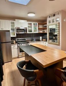 Downtown Midcentury Studio plus 3 mins to Farmers Mkt