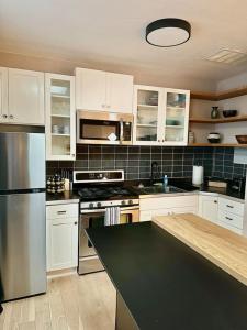 Downtown Midcentury Studio plus 3 mins to Farmers Mkt