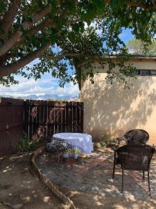 Studio with queen bed, pets ok, 3 min to Farmers mkt