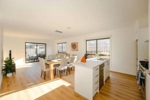 Open Plan Comfort Sunny Living BBQ in Backyard