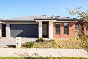 Open Plan Comfort Sunny Living BBQ in Backyard