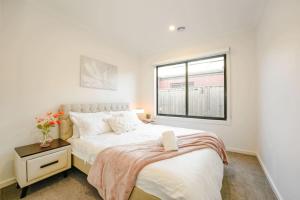 Open Plan Comfort Sunny Living BBQ in Backyard