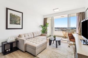 Stylish 2BR Retreat in Heart of Darling Harbour!