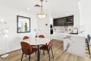 Stylish 2BR Retreat in Heart of Darling Harbour!