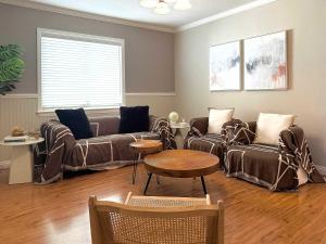 Marbella Lane - Charming 4BR Bungalo for Relaxing Retreat