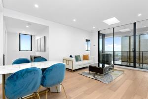 Sky Gardens Unit with City and River Views