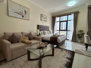 Modern Studio - Lincoln Park West - Dubai, Arjan