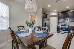 Modern, Roomy Getaway by SeaWorld and Lackland