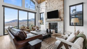 2 Min to Jordanelle Gondola • Hot Tub • Spa Suite • Movie Room Mountain Views Skyridge Summit by AvantStay