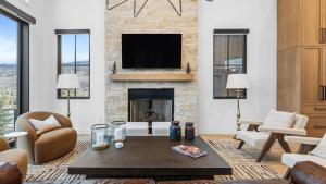 2 Min to Jordanelle Gondola • Hot Tub • Spa Suite • Movie Room Mountain Views Skyridge Summit by AvantStay