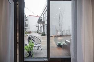 NG Charm in Old Town Apt w-Terrace & Netflix