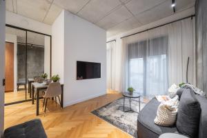 NG Charm in Old Town Apt w-Terrace & Netflix