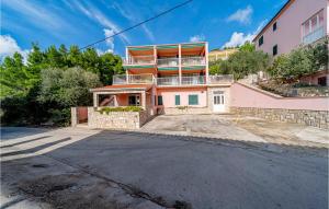 2 Bedroom Beautiful Apartment In Karbuni