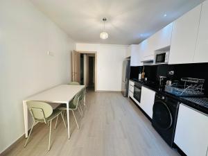 100m2 Gambetta King Bed WiFi240Mbps