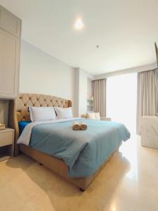 Art Deco Lux Apartment with Mountain View