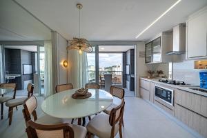 Farol de Bombas 104 – Lindíssimo Apartamento com Vista para o Mar na Praia de Bombas.