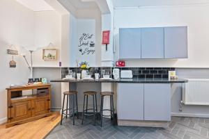 Modern 2-Bed flat NG7 Near QMC & Universities Long Stays Welcome