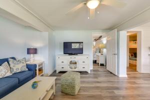 Steps to Sea! Okaloosa Island Gem with Outdoor Oasis