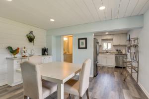 Steps to Sea! Okaloosa Island Gem with Outdoor Oasis