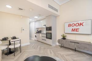 Free housekeeping visits during your stay - StayShort - Elegant Studio in JLT Sleeps 4 with Lake Views