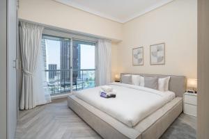 Free housekeeping visits during your stay - StayShort - Elegant Studio in JLT Sleeps 4 with Lake Views