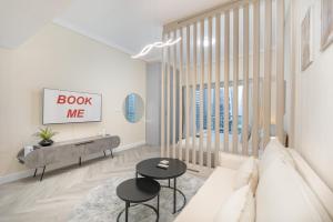 Free housekeeping visits during your stay - StayShort - Elegant Studio in JLT Sleeps 4 with Lake Views