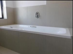 Minimalist 2 bed 1 full bathroom