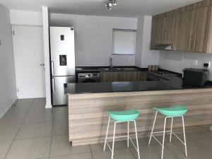 Minimalist 2 bed 1 full bathroom