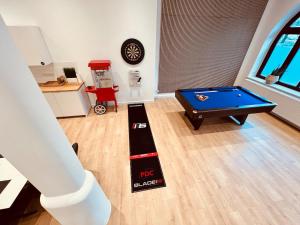 Riesiges City Loft - Billiard, Dart und 85 Zoll TV