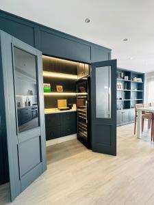 Luxury Apartment with Private Rooftop & Jacuzzi