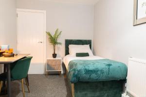 Casa Ysgol Corner Cozy & Modern 2-Bed Ground-Floor Apartment Free Parking & Fast WiFi