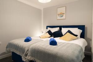 Casa Ysgol Corner Cozy & Modern 2-Bed Ground-Floor Apartment Free Parking & Fast WiFi