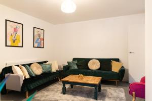 Casa Ysgol Corner Cozy & Modern 2-Bed Ground-Floor Apartment Free Parking & Fast WiFi