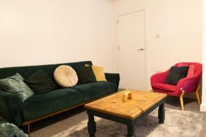 Casa Ysgol Corner Cozy & Modern 2-Bed Ground-Floor Apartment Free Parking & Fast WiFi