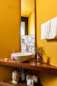 Espaço confortável de 67m2, excelente localização ao lado do metrô e Av Paulista, estacionamento privativo, Wi Fi fibra ótica, 80 canais e Netiflix, cozinha completa, shoppings, ótimas opções culturais e gastronômicas