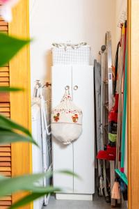 Espaço confortável de 67m2, excelente localização ao lado do metrô e Av Paulista, estacionamento privativo, Wi Fi fibra ótica, 80 canais e Netiflix, cozinha completa, shoppings, ótimas opções culturais e gastronômicas