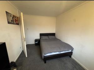 Spacious 5 bedroom house near Wood Green station, London
