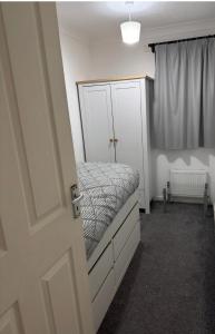 Spacious 5 bedroom house near Wood Green station, London