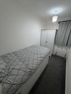 Spacious 5 bedroom house near Wood Green station, London