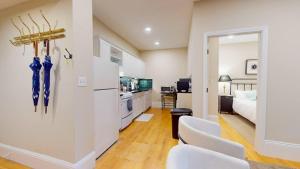 2 Bedroom Unit in the Heart of Back Bay